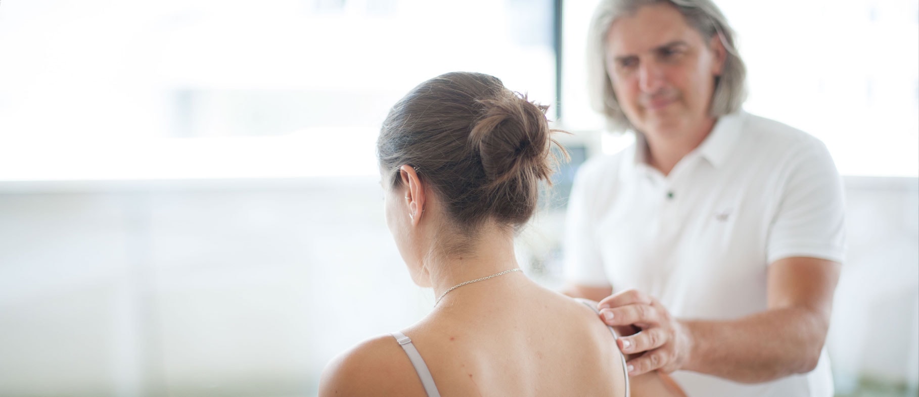 Dr. Matis bei der Schulterbehandlung