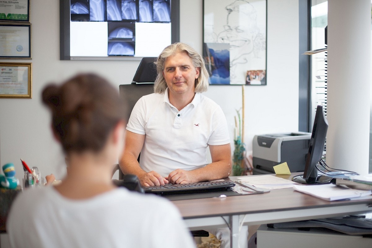 Dr. Nicholas Matis im Gespräch mit einer Patientin